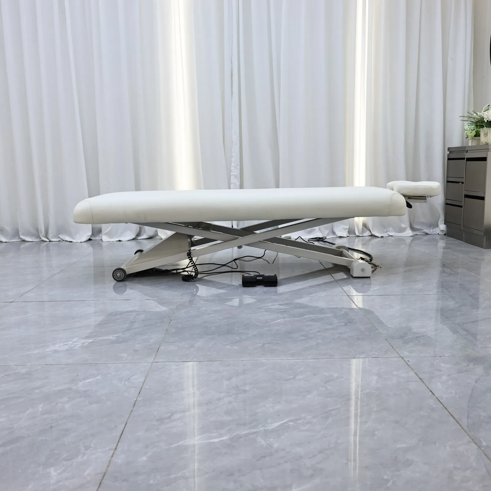 Extrem einfache, windbetriebene elektrische Kosmetikliege, hochwertige Spa-Liege für Schönheitssalons, Therapieliege mit Fußpedalsteuerung, verstellbar. – Detail 7