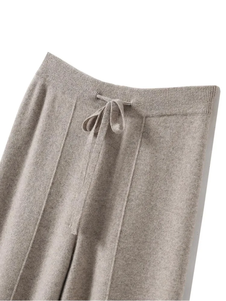 بنطلون نسائي واسع الساق من الصوف المحبوك بخصر مرتفع، فضفاض وعصري، طويل يصل للأرض مع حبل للربط