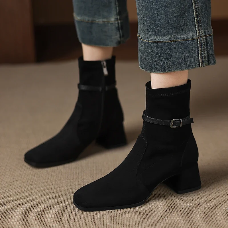 

2026 новые осенне-зимние женские ботильоны 22-24,5 см, эластичные фланелевые современные ботинки с пряжкой и квадратным носком, короткие ботинки на каблуке с боковой молнией