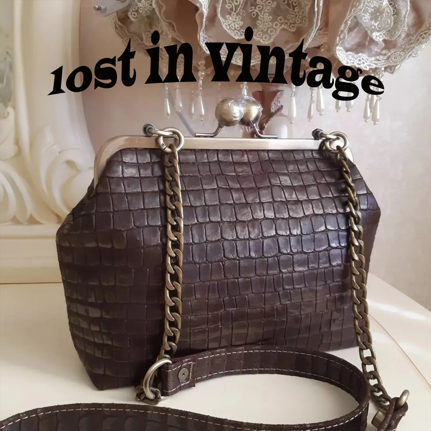

Lost In Vintage 34x23x10cm Artficial Leather Bag Metal Frame Lingge Leather Big Purse with a Gold Metal Frame Kiss Lock Clutch