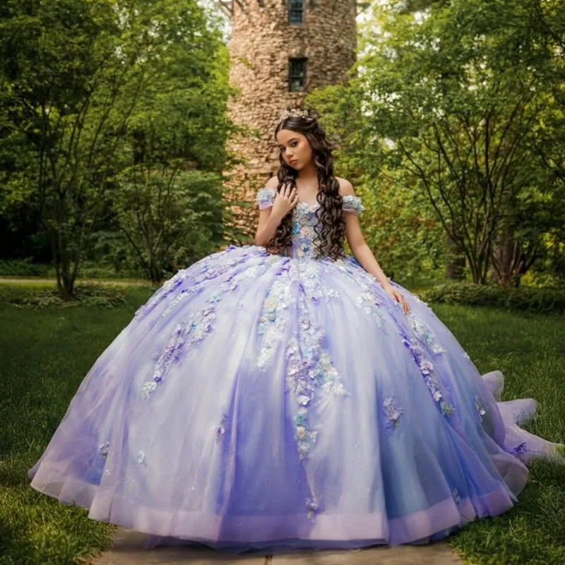 

Блестящие фиолетовые платья Quinceanera по индивидуальному заказу с открытыми плечами, блестящая аппликация, 3D цветок, длинный хвост, кружевное платье 15, Quinceanera