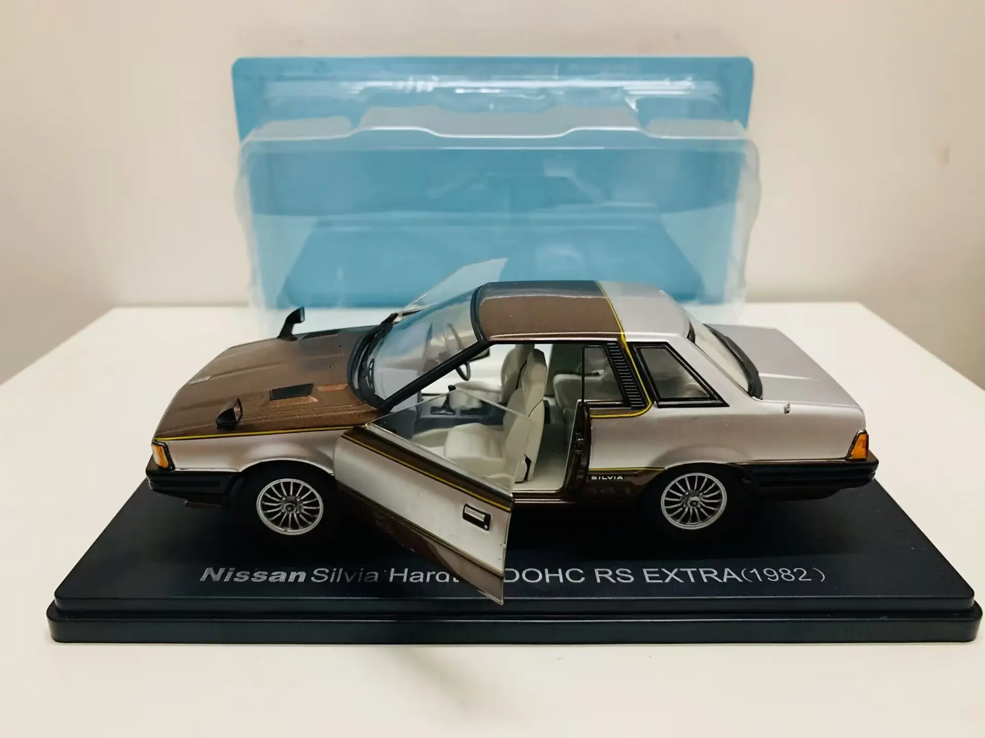 

Масштабная модель автомобиля 1:24 из литого сплава: Silvia Hardtop Dohc RS Extra 1982 с открывающимися дверями, подарочная игрушка, новая в коробке