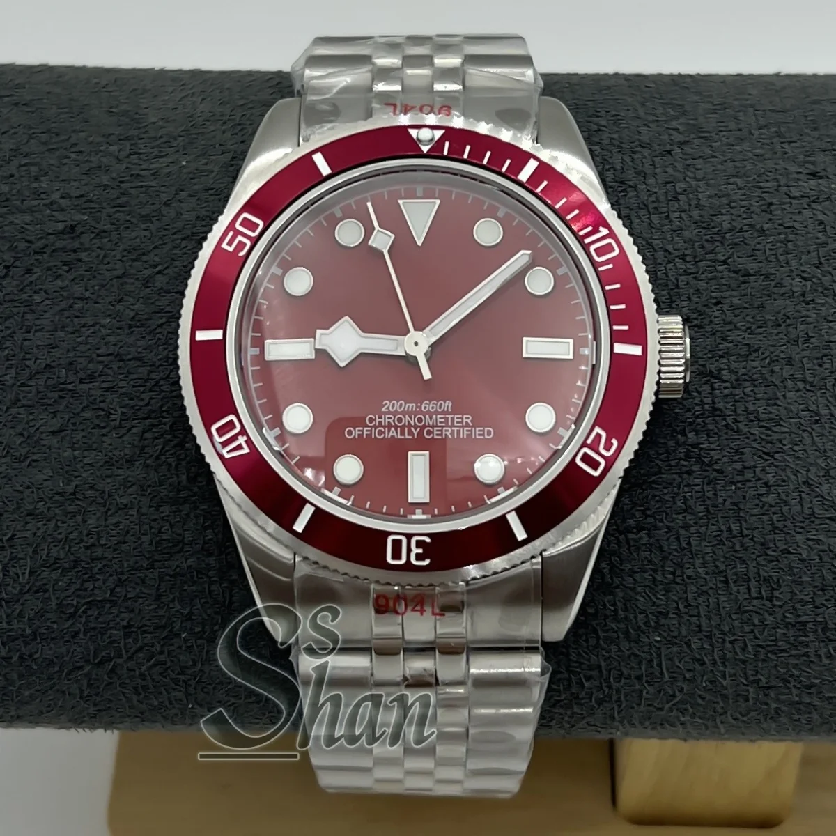 

39mm NH35 Classic Men's automatic Mechanical watch with red dial green luminous dome and sapphire glass 100-meter diving watch