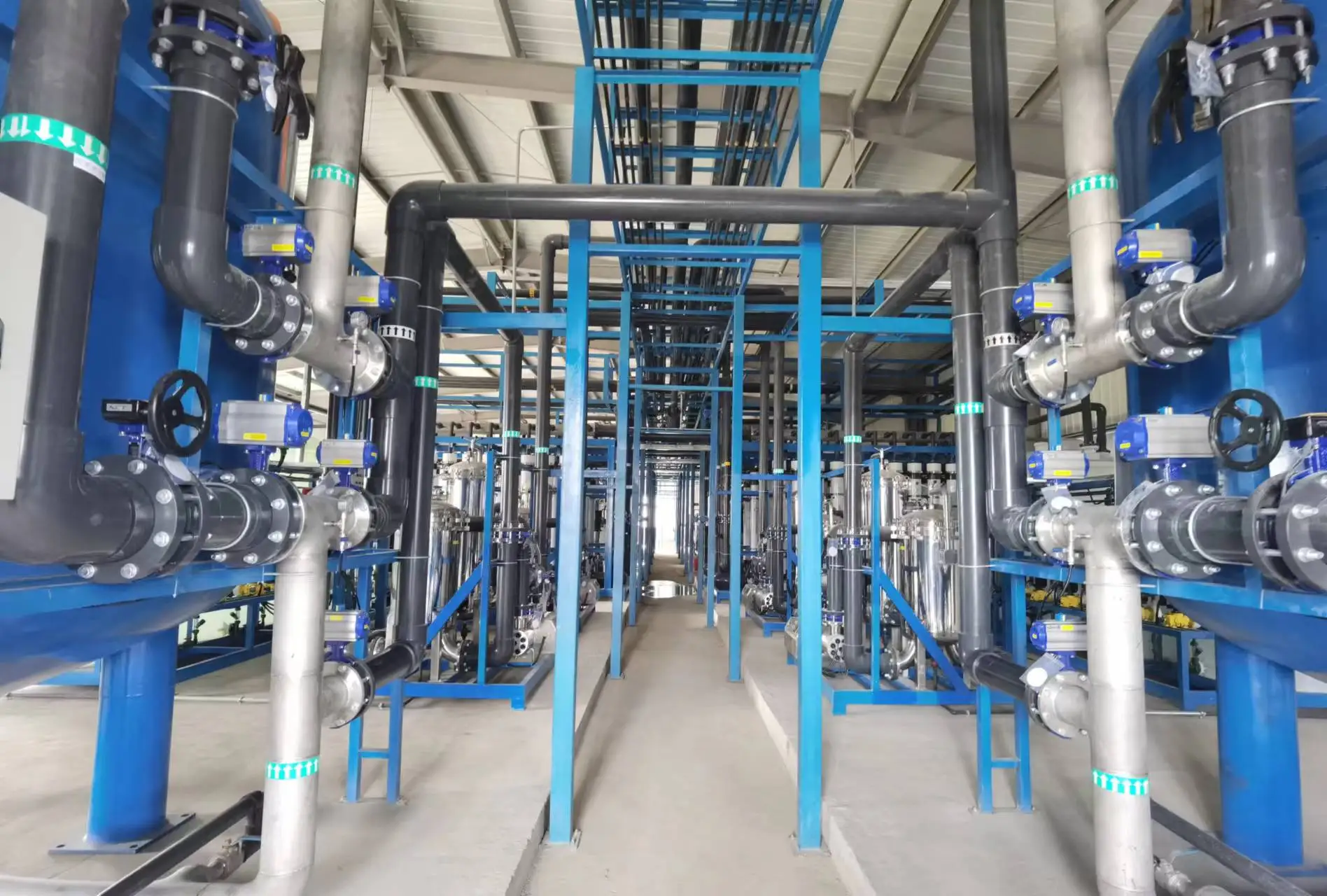 Attrezzatura industriale per il trattamento dell'acqua pura con funzionalità regolabili