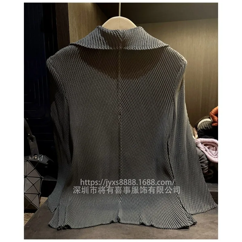 سترة مياكي ذات ثنيات لخريف 2025 سترة جديدة راقية ذات ثنيات متينة وطية صدر كبيرة رفيعة مقاس كبير سترة صوفية فضفاضة متعددة الاستخدامات للركاب #2