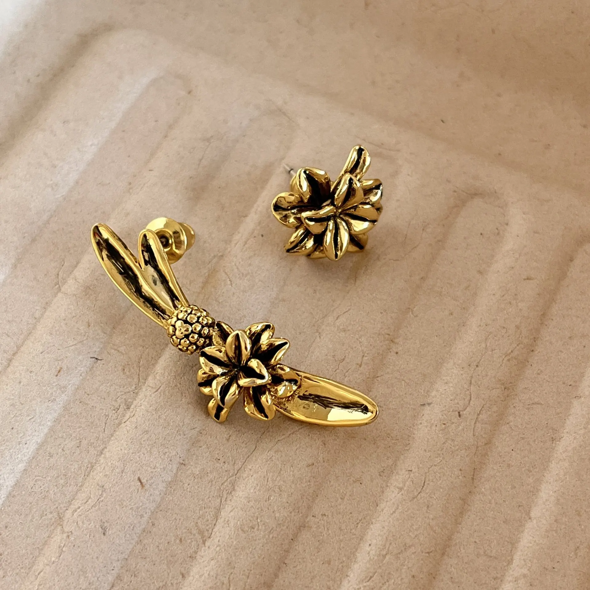 

Withered Gold Flower Earrings, Niche Asymmetric Three-dimensional Flower Leaves Jewelry Earrings Women's Earrings Ear Cuffs