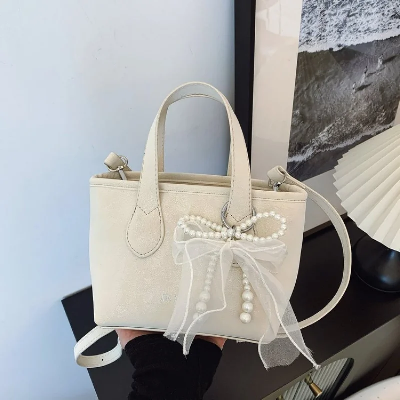 

Классическая кожаная сумка через плечо в парижском стиле с вневременным силуэтом, элегантный вид