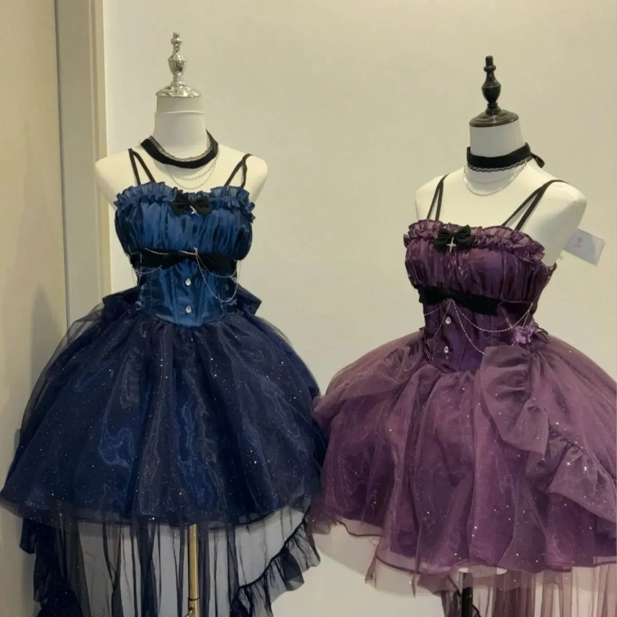 日本のロリータ エレガントなドレス 非対称レイヤードスカート リボンディテール スパゲッティストラップ コルセットデザイン 原宿サブカルチャー パーティー衣装