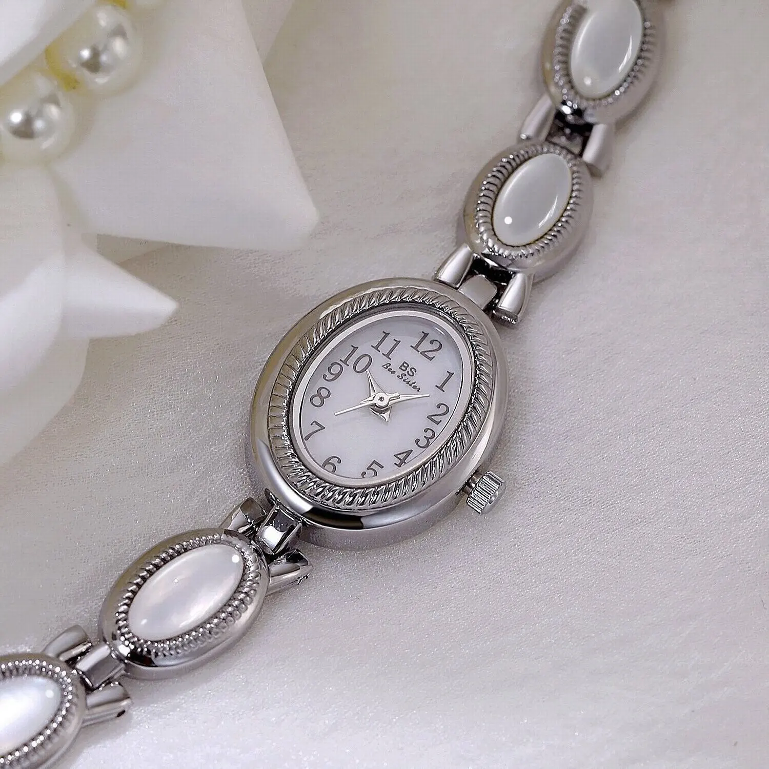 Women's Watch Elegant Shell Bracelet Luxury Ladies Small Dial Oval Quartz Clock Fashion Daily Birthday Party Dress Watch