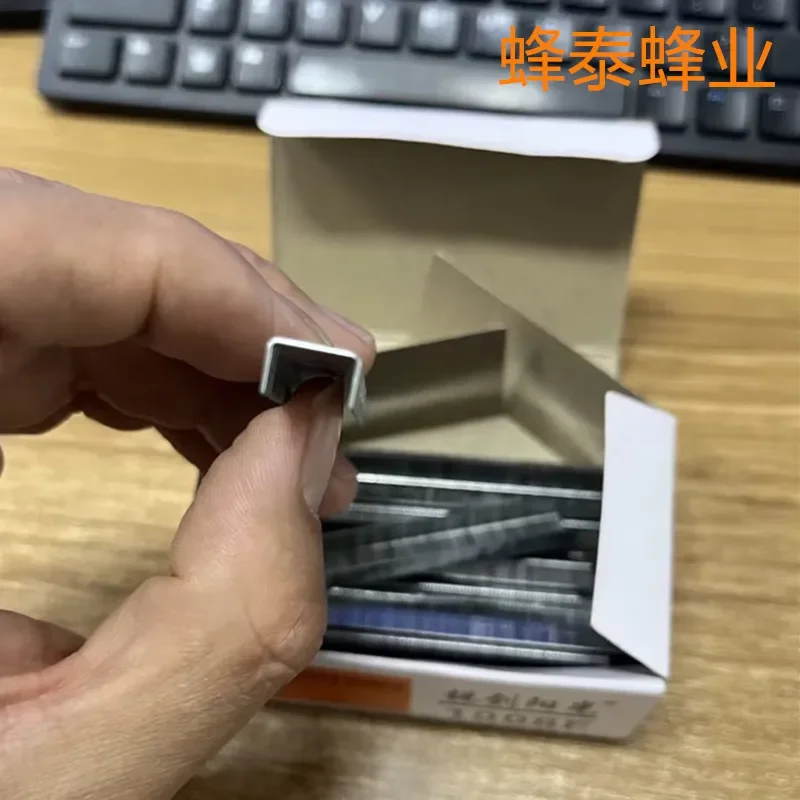 Manual beehive frame sand cover code nail gun