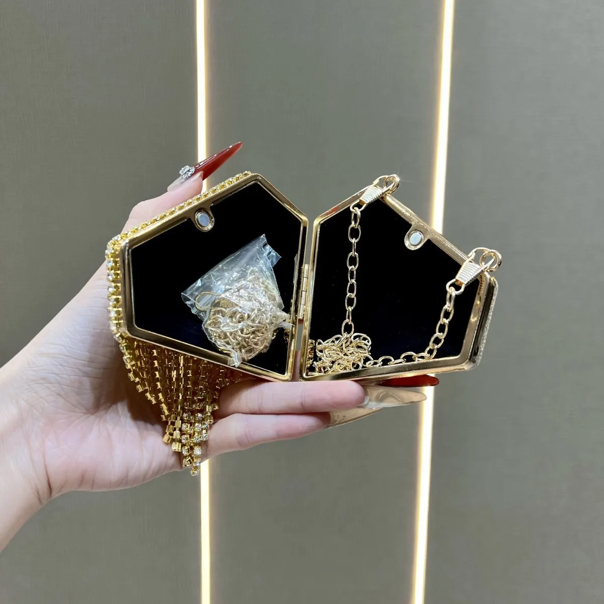 Luxury Designer Mini Heart Shape Diamond Evening Clutch Bag Ladies Fashion Rhinestones Purse Gold Silver Metal Party Coin Purse view 3