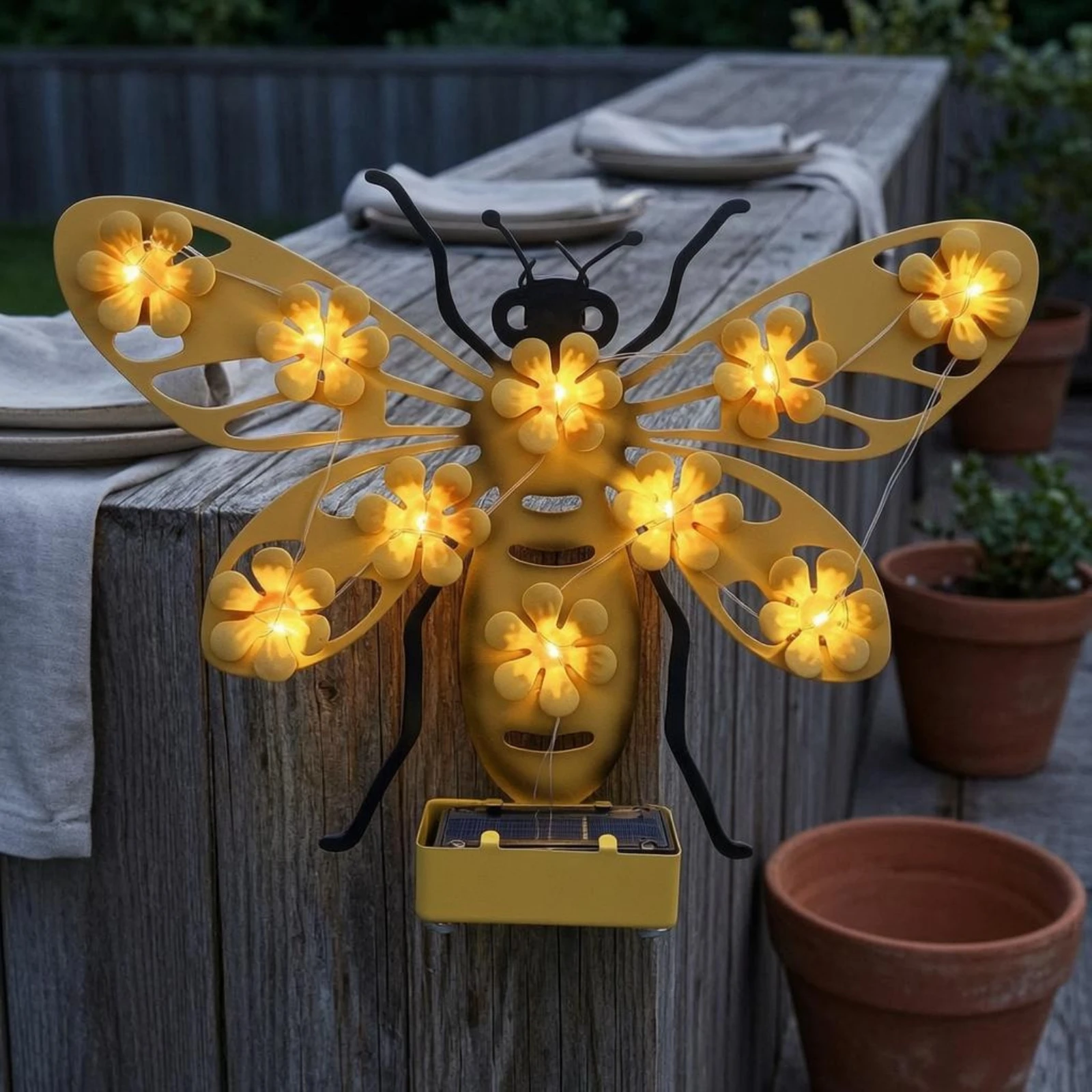 Bee-Shaped Outdoor Wall Light Metal Solar Bee Wall Light Yard Decor Yellow Energy Saving for Courtyard