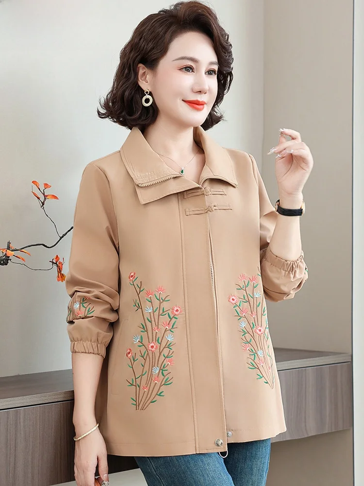 

Повседневное модное пальто для мам, весна-осень, большие размеры, верхняя одежда для женщин среднего возраста, корейский стиль, свободный крой, с вышивкой, короткая верхняя одежда