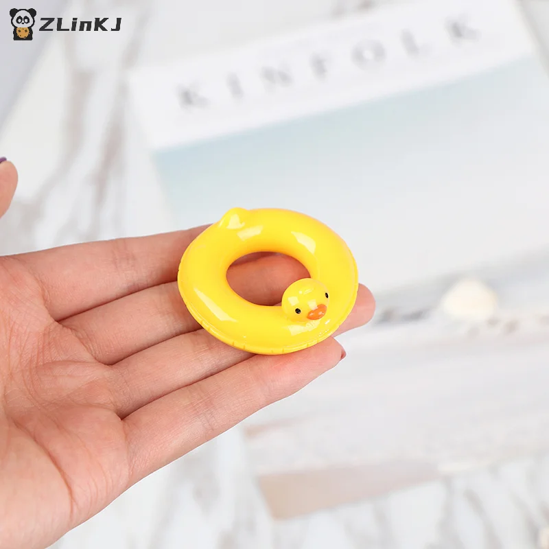 

▶ 1 шт. 1:6 1:12 Миниатюрная желтая уточка из смолы в виде плавательного круга для кукольного домика, декор для кукольного домика