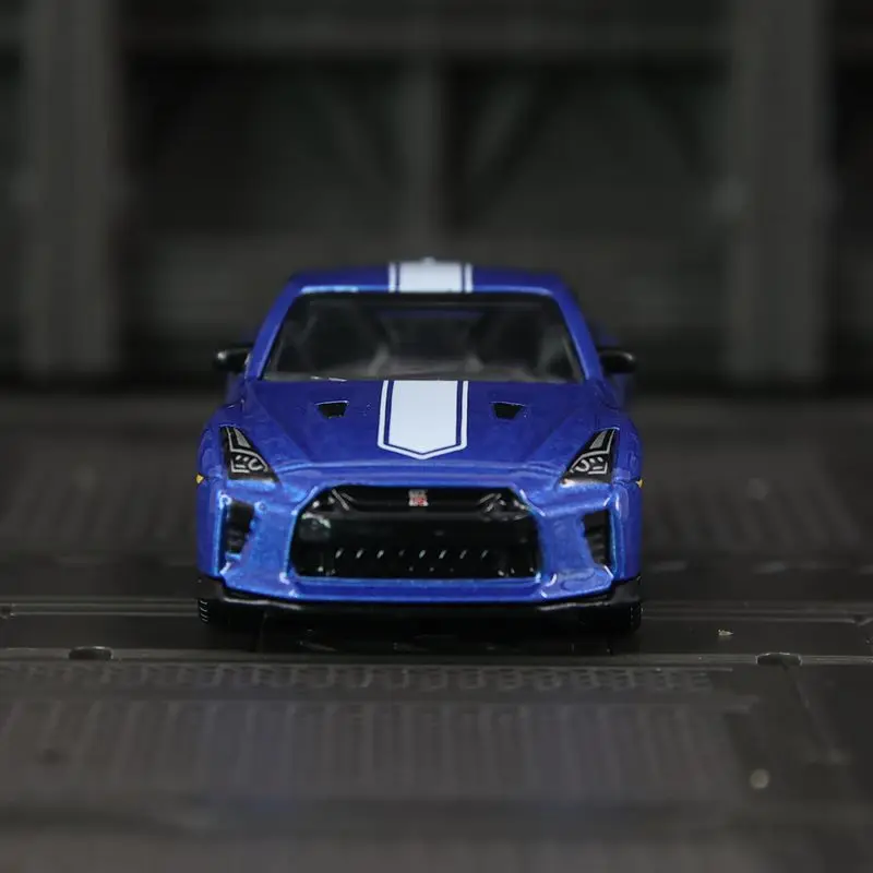 CCA 1:64 Nissan GT-R R35 alloy supercar model suitable for collection and can be given as a birthday gift to friends