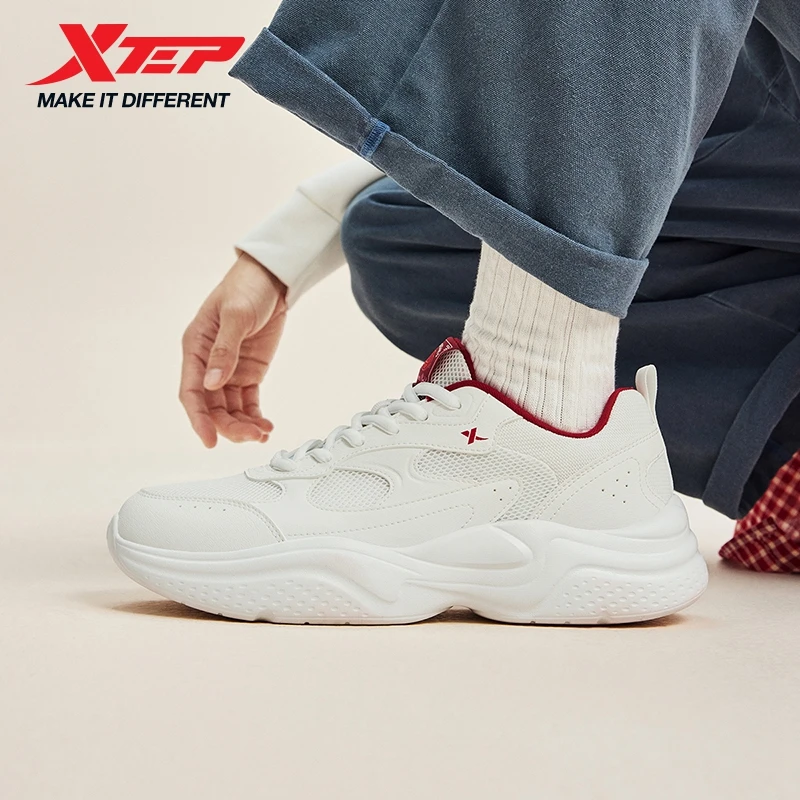 รองเท้า Xtep สำหรับผู้ชาย รองเท้ารีบาวด์น้ำหนักเบา ระบายอากาศได้ดี กันลื่น ทนทาน รองเท้าสไตล์เรโทร เพิ่มความสูง รองเท้าผ้าใบเดิน 874119320001