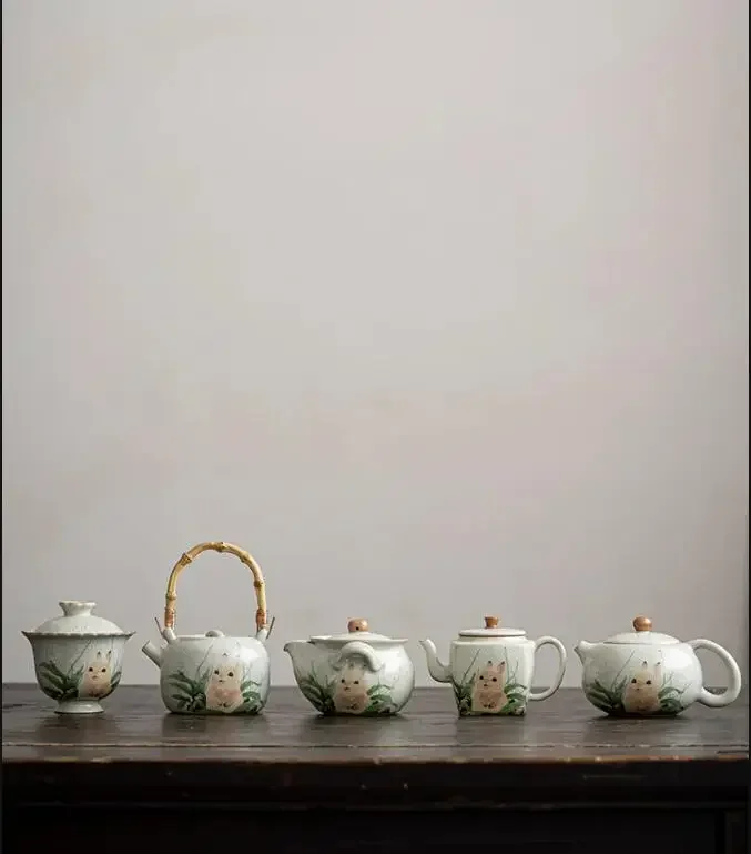 

Cute Rabbit Ceramic Hand Grasping Gaiwan Retro Cream Ru Kiln Tea Pot Chiense Brewing Kettle with Filter Kung Fu Utensils