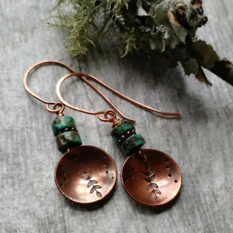 Bohemian-style relief leaf-shaped pendant paired with artificial gemstone drop earrings, suitable for daily commuting.