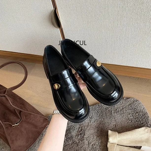 

Женские осенние туфли на толстой подошве, универсальные лоферы из натуральной кожи с круглым носком и золотой пряжкой, на массивном каблуке из овчины