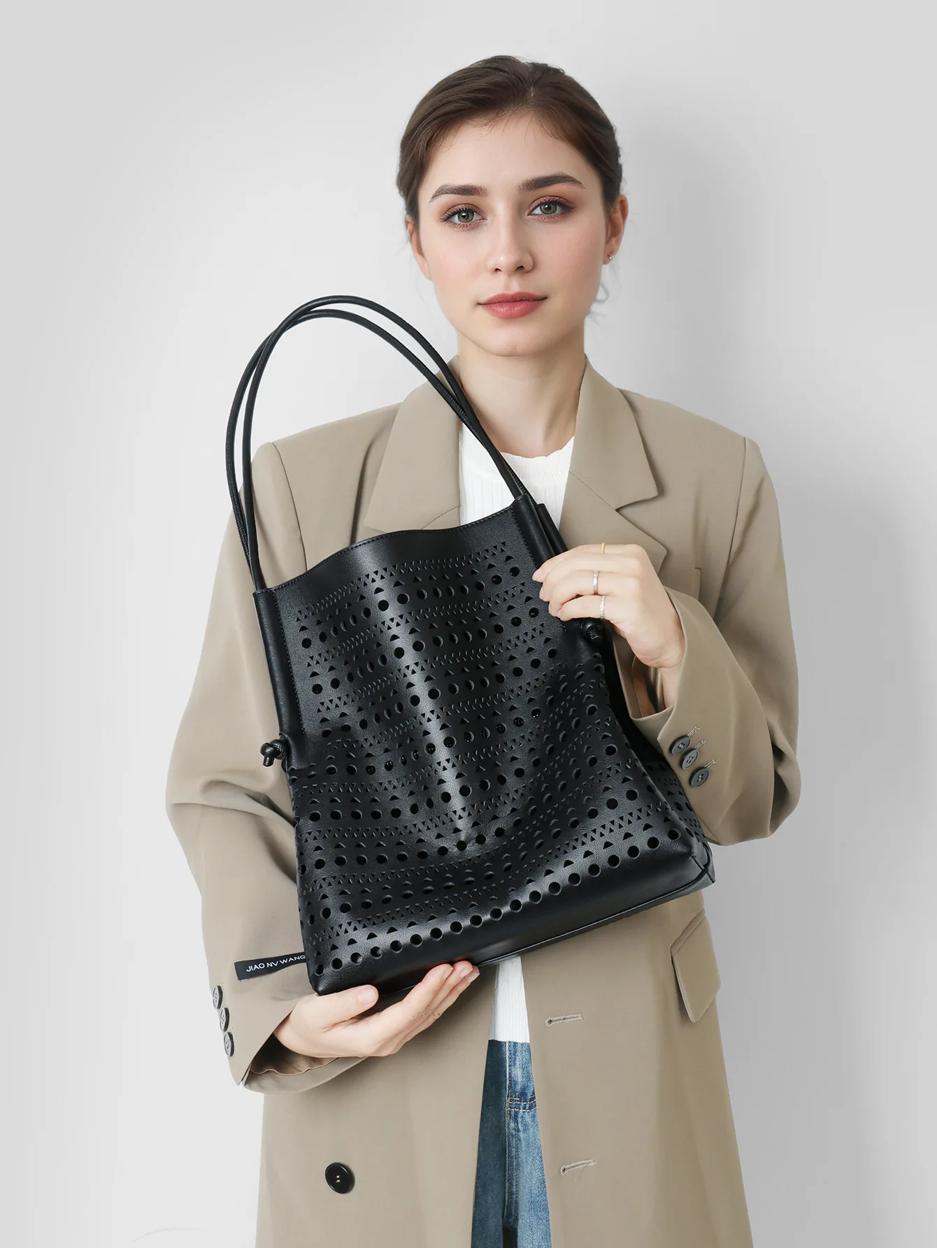 

High-quality Cowhide Women Bag Korean Niche Design Hollow Large-capacity Sub Mother Leather Tote European New Commuter Women Bag