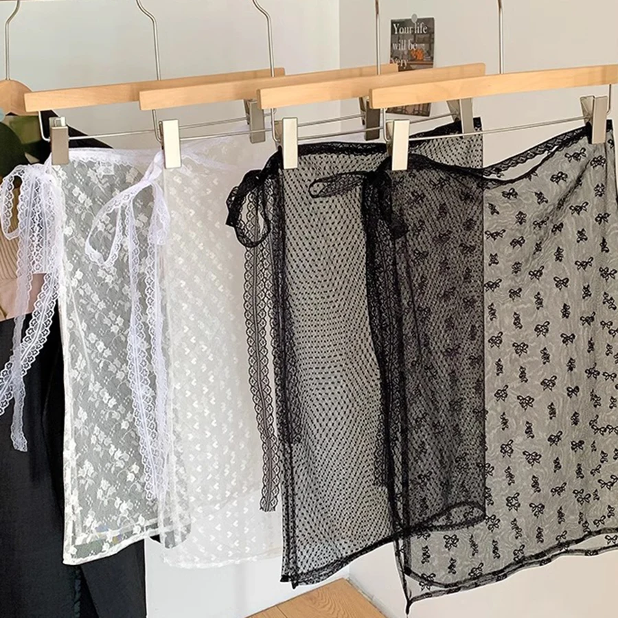 يخلق فستان الدانتيل مع غطاء الستارة مظهرًا متعدد الطبقات عند مقترن بمريلة ونصف تنورة ونمط زهور شفاف