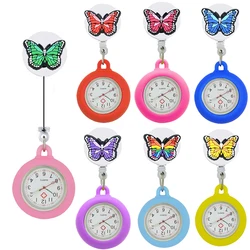 YIJIA-Reloj de enfermera de bolsillo con carrete de insignia retráctil de mariposa encantadora para trabajadores médicos con funda de silicona