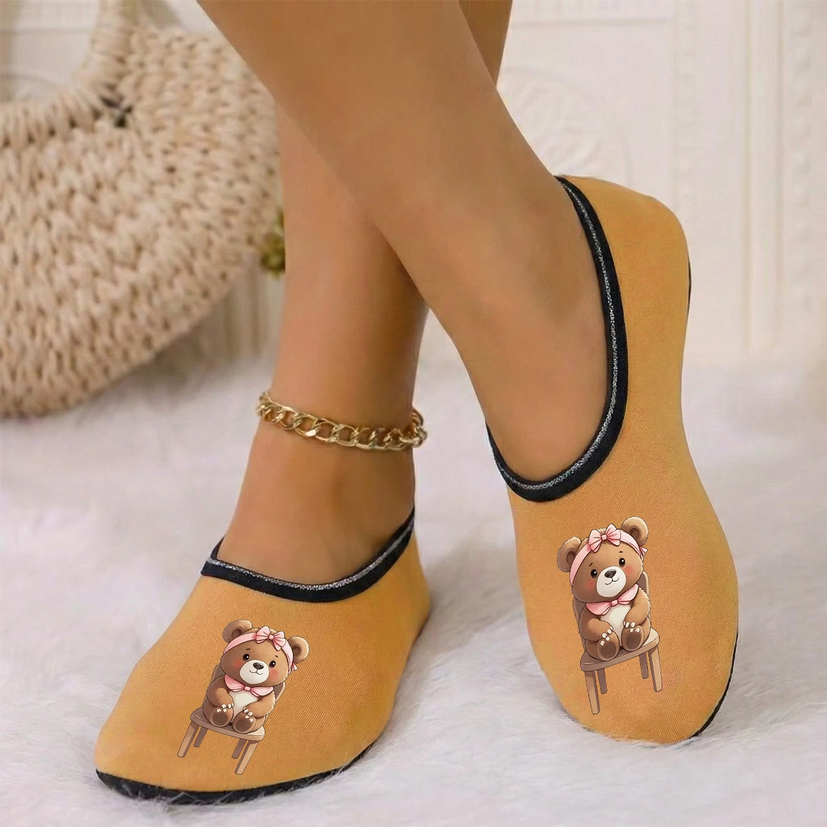 شبشب أرضي لطيف للزوجين يمكن ارتداؤه في الفصول الأربعة مطبوع عليه دمية دب من جلد الغزال عالي المرونة ومضاد للانزلاق #3