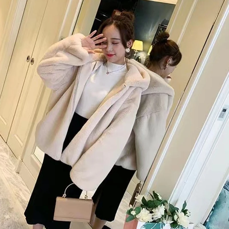 Abrigos de piel de visón de lujo para mujer, prendas de vestir exteriores cortas con capucha, forro polar de cordero holgado, chaqueta gruesa y cálida con cremallera, Tops informales esponjosos, novedad de 2025