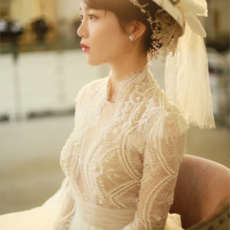 This is a new style lace long-sleeved oversized simple and elegant dress from the light