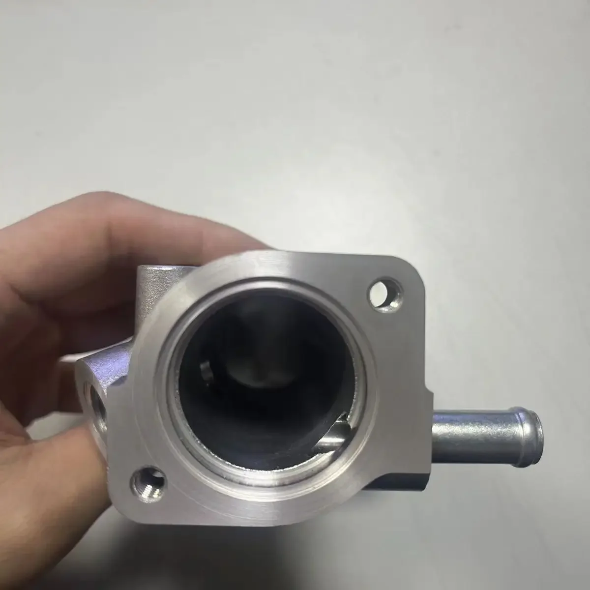 新品 D722 Z482 サーモスタット カバー 15691-73260 クボタ純正エンジン部品用