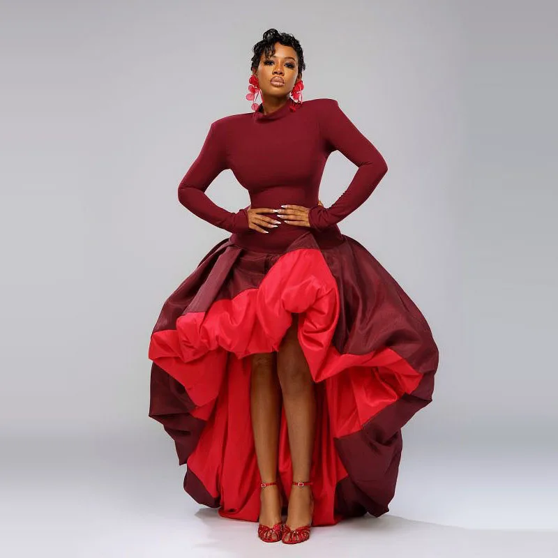 ثوب حفلة أنيق باللون الأحمر العنابي القرمزي برقبة عالية وأكمام طويلة مع تنورة مكشكشة غير متماثلة، فستان حفلة موسيقية من الساتان، سهرة على السجادة الحمراء #1