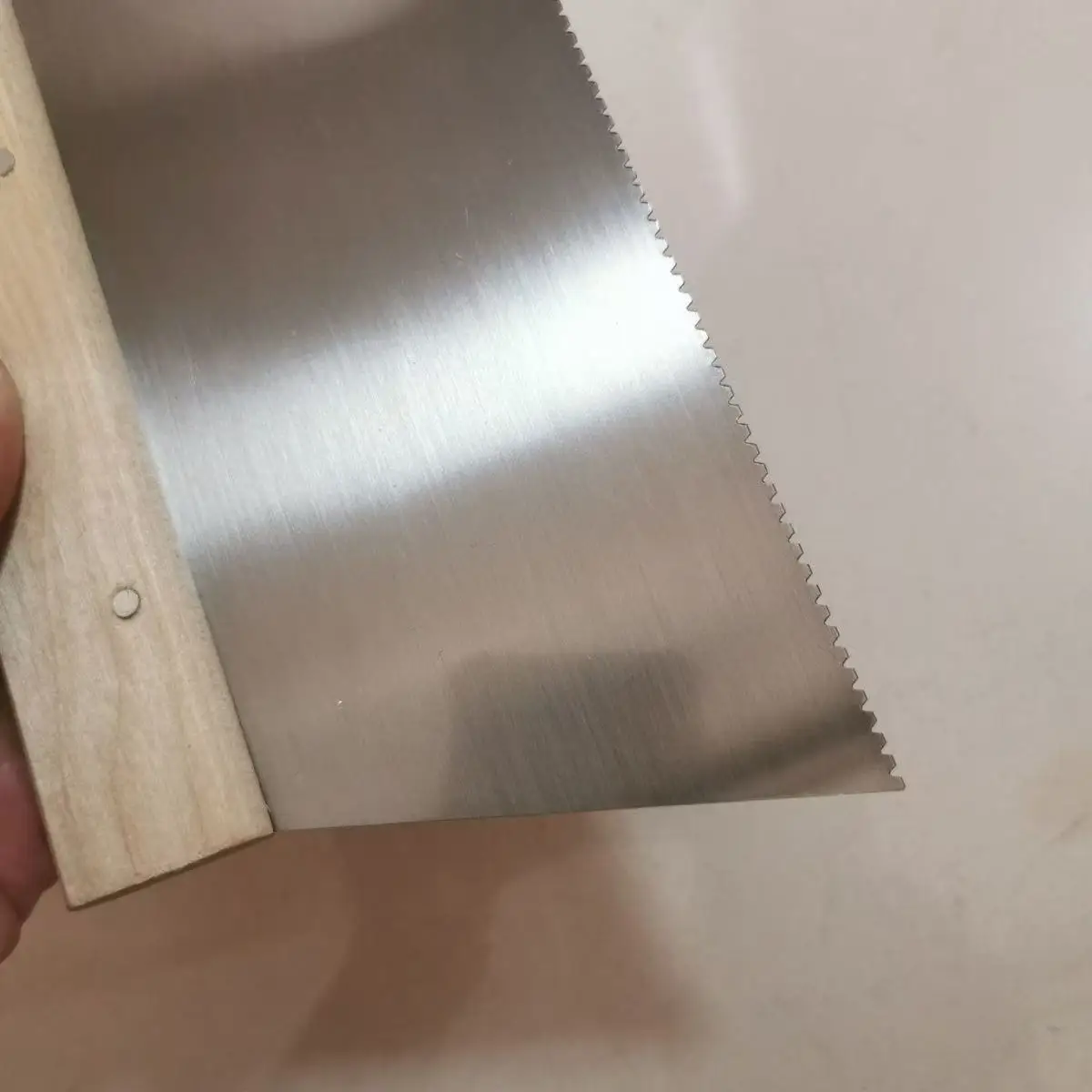 20/28 cm One-Piece Carbon Steel Serrated Squeegee - Tool for PVC Flooring & Epoxy Self-Leveling Adhesive