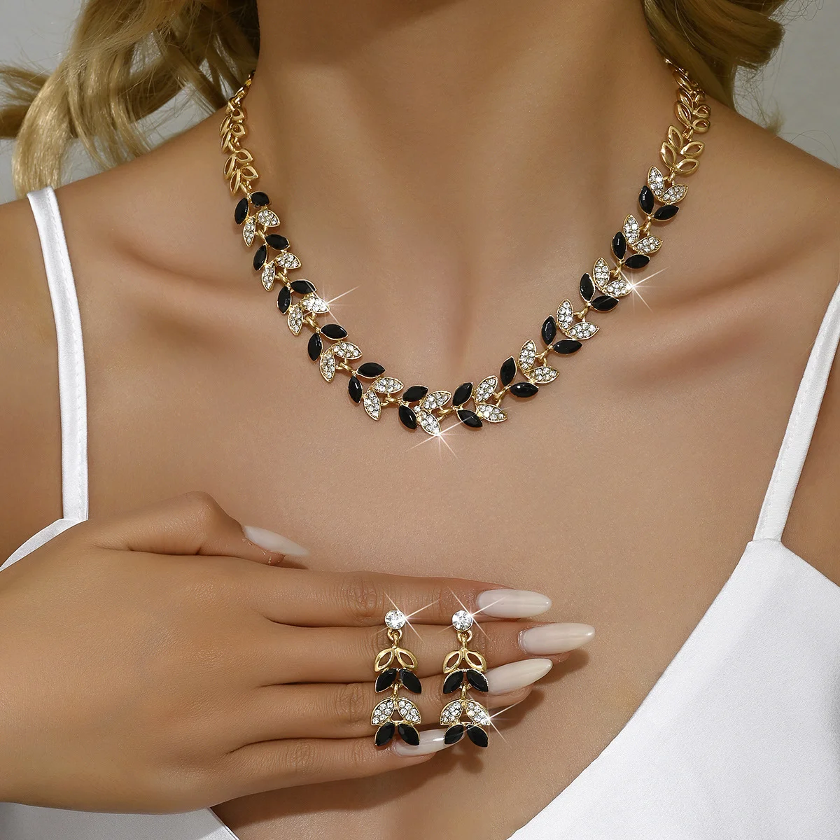 

Korean-style alloy water-drop rhinestone luxury necklace and earrings set of jewelry. Gift for a friend's wedding