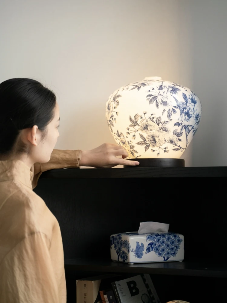 A lâmpada de mesa vitrificada medieval pode ser escurecida e carregada.