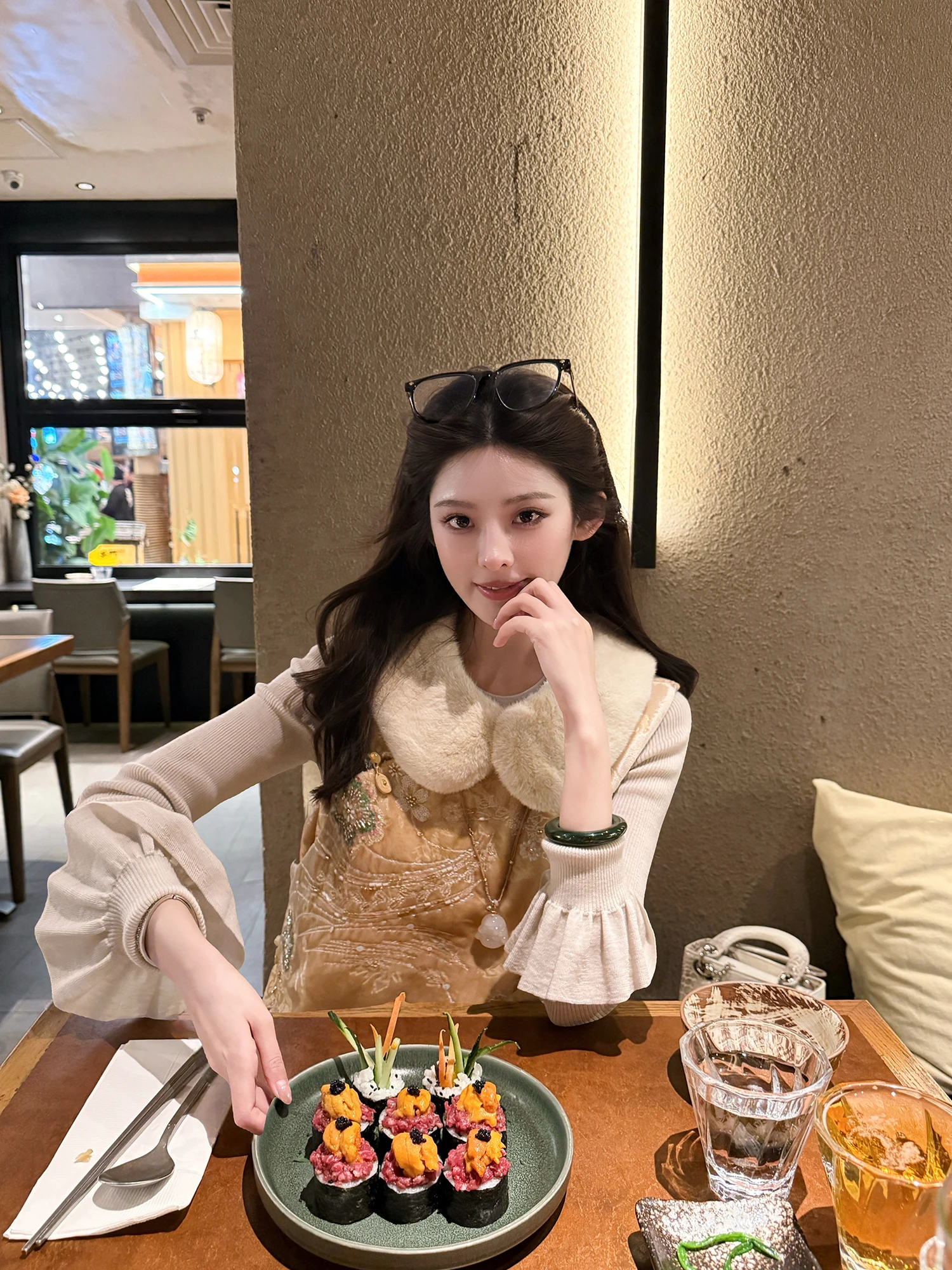 

Новая китайская тяжелая вышитая бархатная жилетка YUYU WANG【Цветочный узор с золотой нитью】Международная модная повседневная верхняя одежда