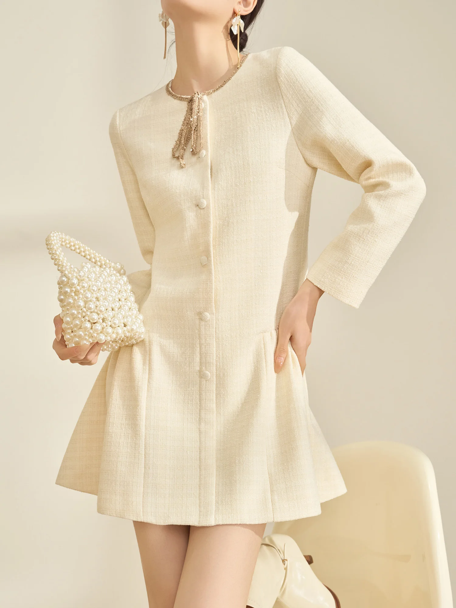 

Женское платье Flowing Era Jiangsu Anghai с белым воротником-стойкой, дизайнерское, с узлом, для офиса, приталенное, А-силуэт