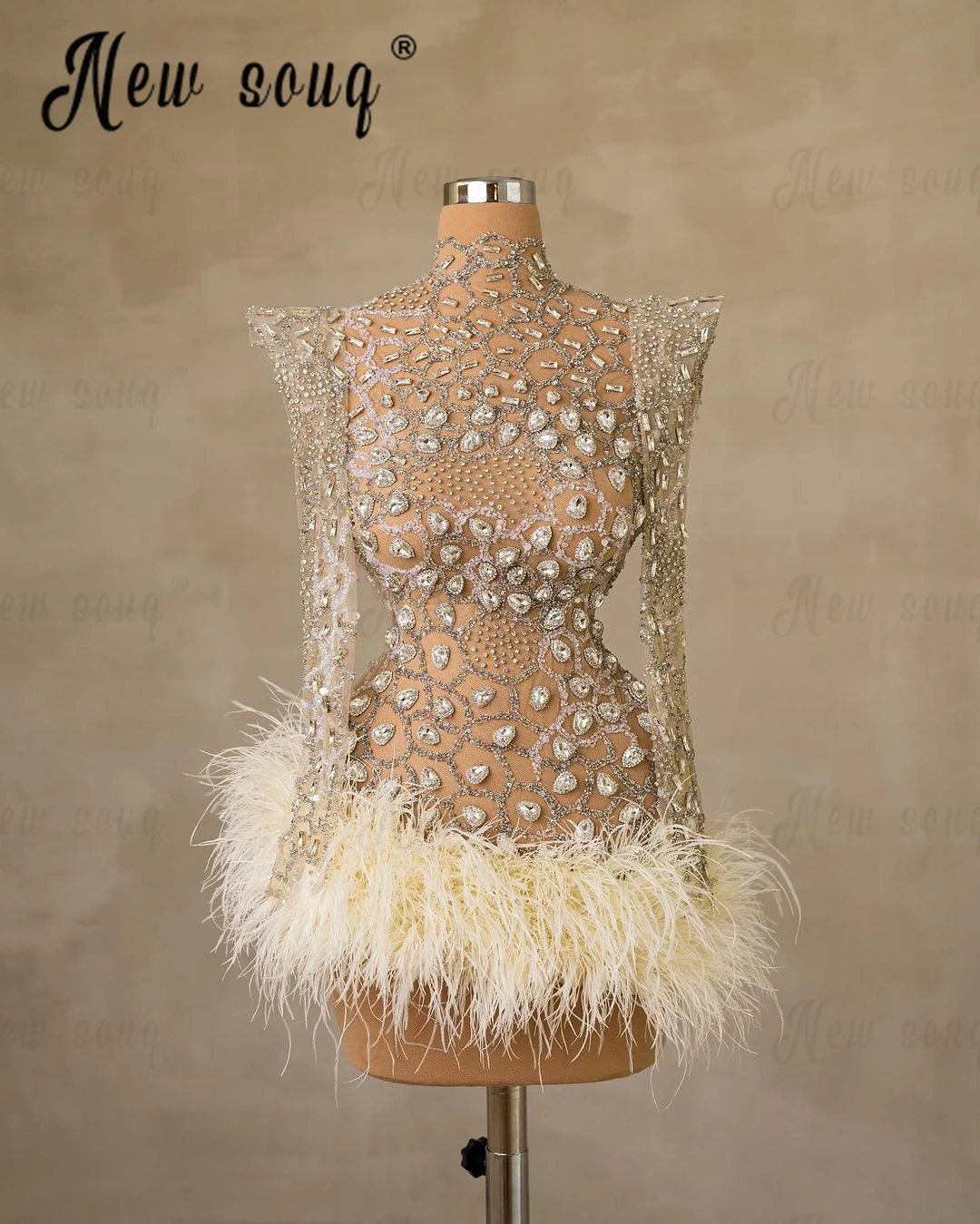 

Коктейльное платье с длинным рукавом, с перьями