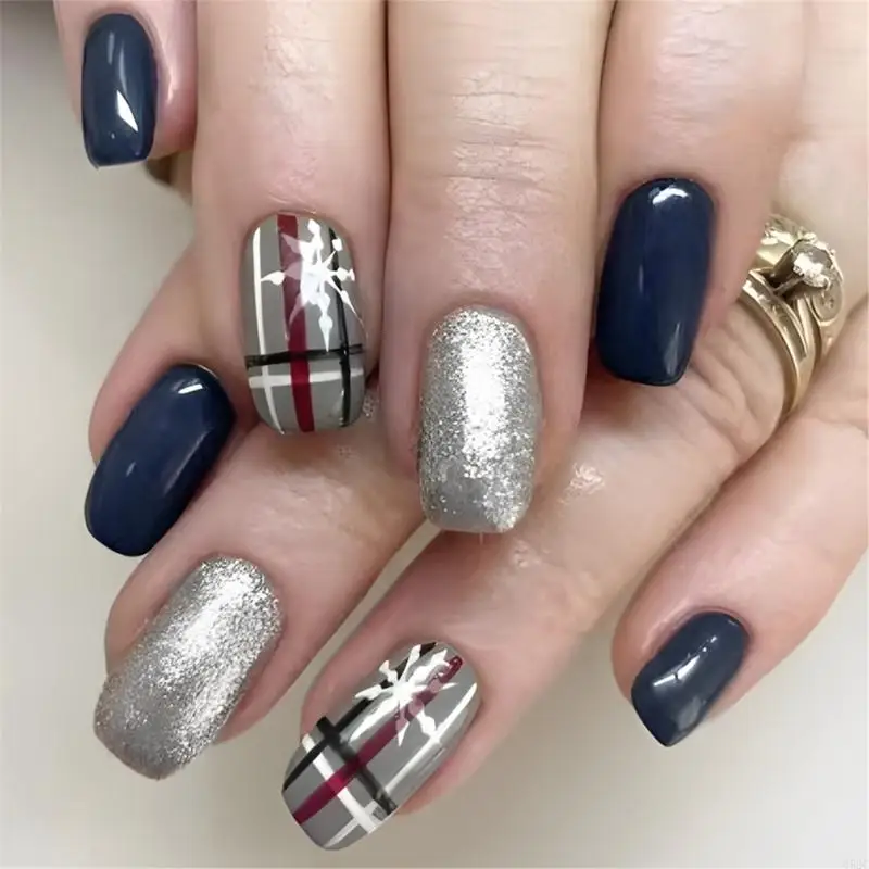 652C Christmas Press on Nails Snowflake Design False Nails Stick On Nails Manicure For Festive Home And Office Decoration