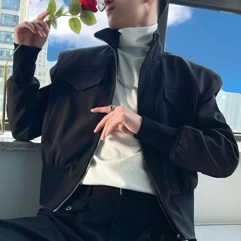 เสื้อแจ็คเก็ตสั้นทรงปกทันสมัยสำหรับผู้ชาย สไตล์เกาหลี ระดับไฮเอนด์ ลำลอง เอวสูง เสื้อโค้ท unisex ฤดูใบไม้ร่วง สีเขียวใหม่เก๋ไก๋ เสื้อคลุมสำหรับงานปาร์ตี้