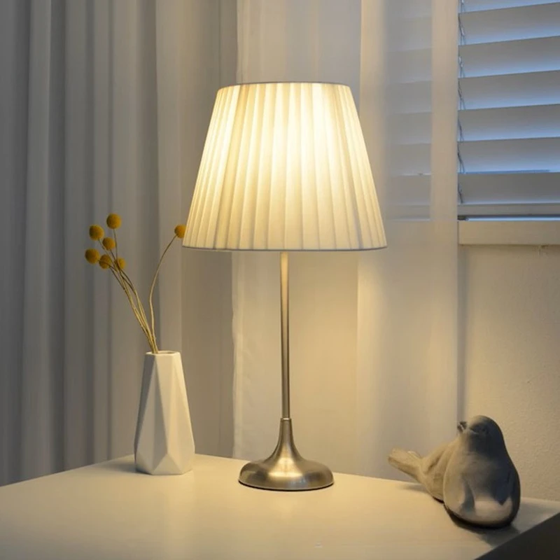 

Simple Modern Bedroom Bedside Lamp Nordic American Light Luxury Fabric Art Creative Study Bar Counter Atmosphere Desk Lights E27