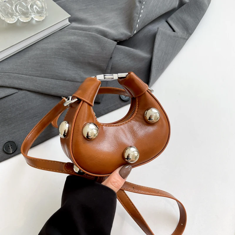 

Мини-полукруглая сумка через плечо для женщин, сумка в форме полумесяца, дневной клатч, седельная сумка с шипами из бисера, коричневая, черная женская сумка-бродяга