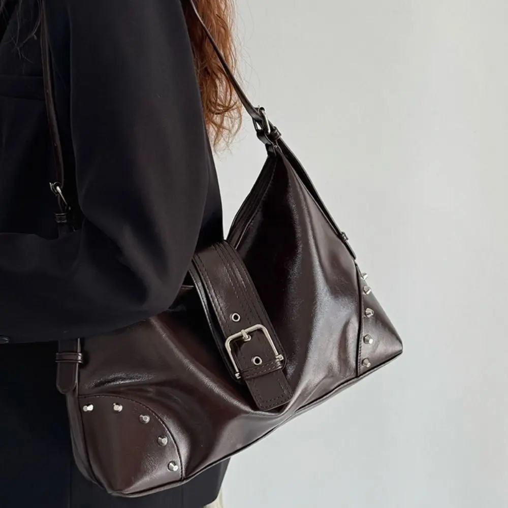 

Новая повседневная женская сумка через плечо с заклепками, вместительная легкая сумка-тоут из искусственной кожи, сумка на плечо для женщин