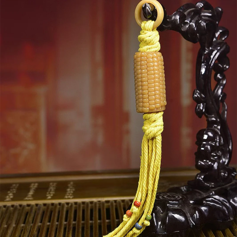 

Винтажный кулон в тибетском стиле из переработанной кости с плетеной вручную веревкой.