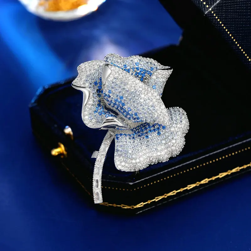 Accessori per abiti da banchetto di fascia alta ed eleganti, abbigliamento fisso da donna, senso del design, spilla a fiori tridimensionali