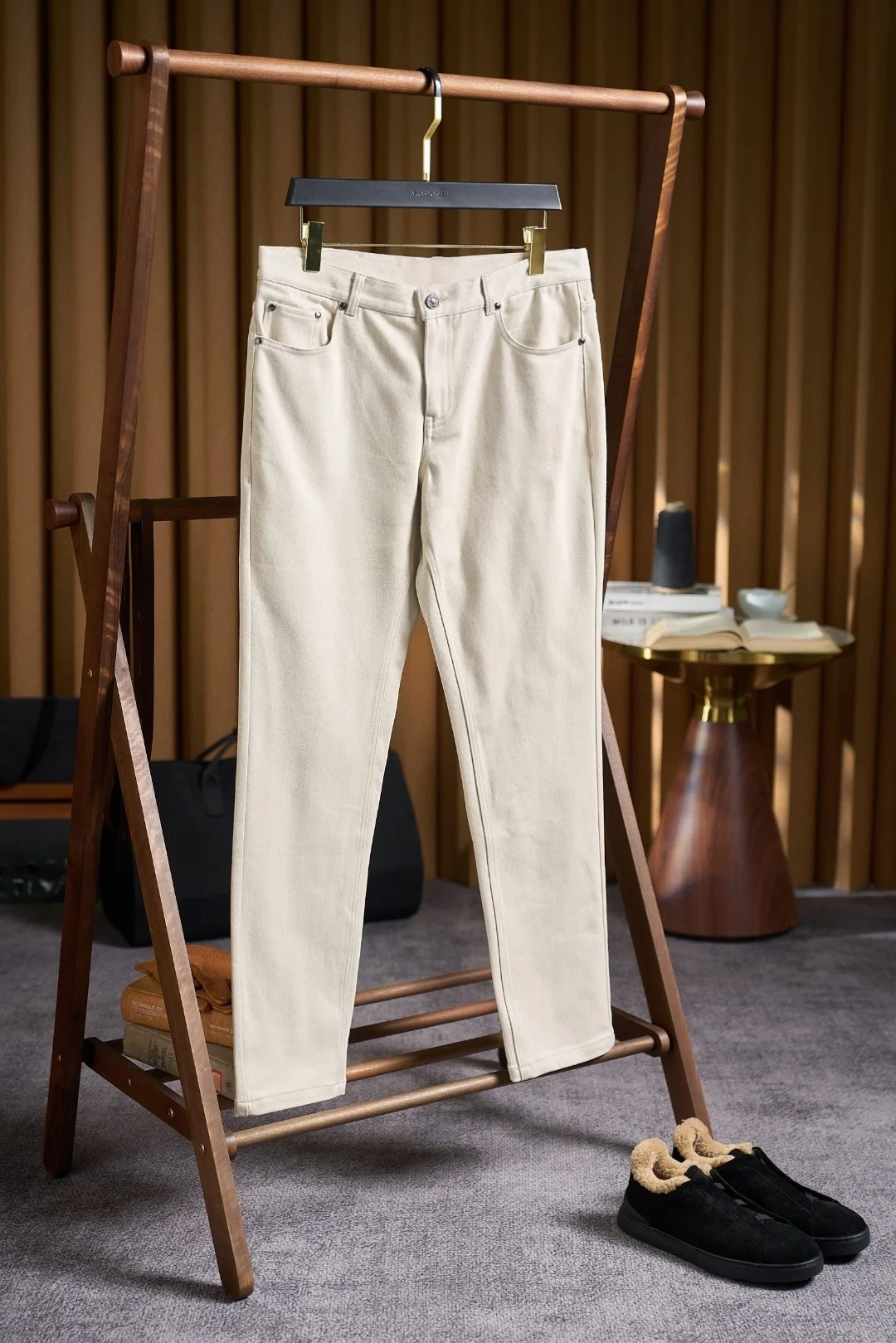 

Итальянские мужские джинсы прямого кроя: универсальный повседневный стиль, простой дизайн, весна 2026 – незаменимая вещь для делового и повседневного гардероба