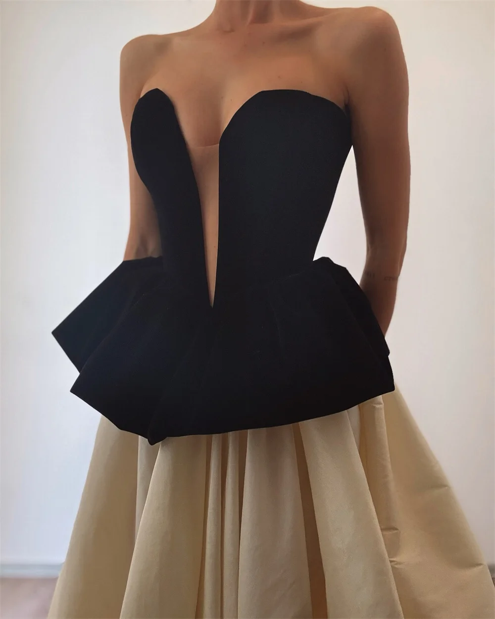 Contessa Maßgeschneidertes Abendkleid, Ballkleid, Hochzeitsgastkleid, trägerlos, V-Ausschnitt, Samt, Schößchen, Satin, A-Linie, langer Rock, elegant, sexy