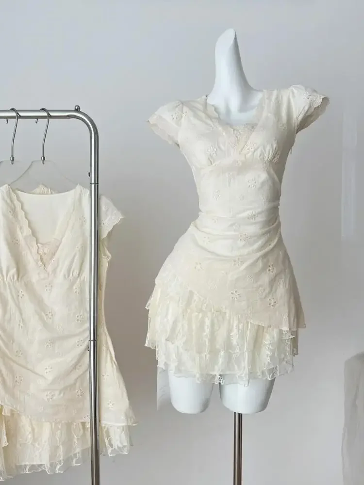 

Женское элегантное праздничное мини-платье, новое летнее бежевое лоскутное кружевное платье с v-образным вырезом, сексуальное плиссированное короткое платье с короткими рукавами и рюшами по краям