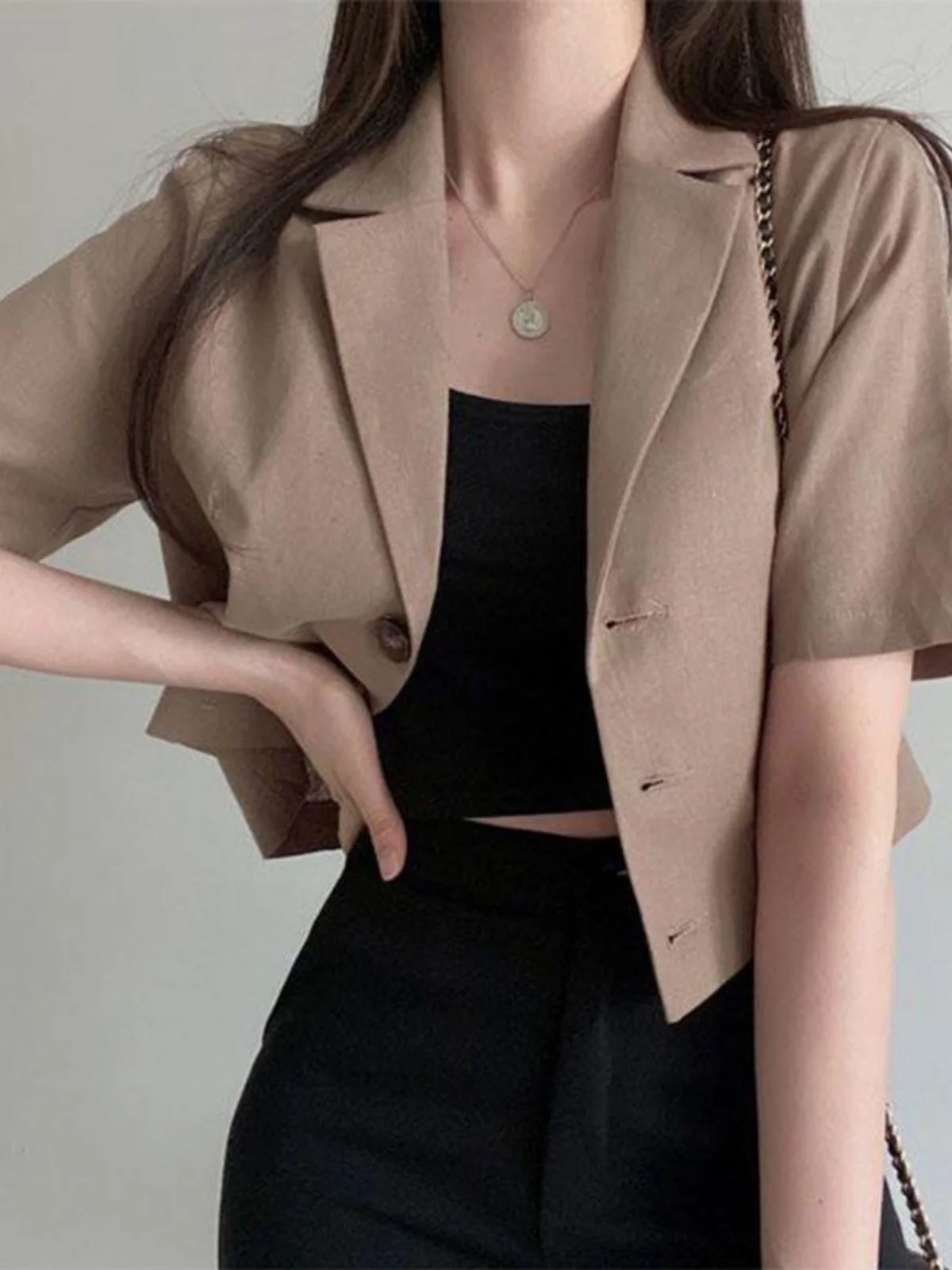 เสื้อเบลเซอร์สีดำสไตล์ Old Money สำหรับผู้หญิง แฟชั่นเกาหลี ทรงหลวม พรีเมียม กระดุมทองสามเม็ด พร้อมป้ายกันแดด