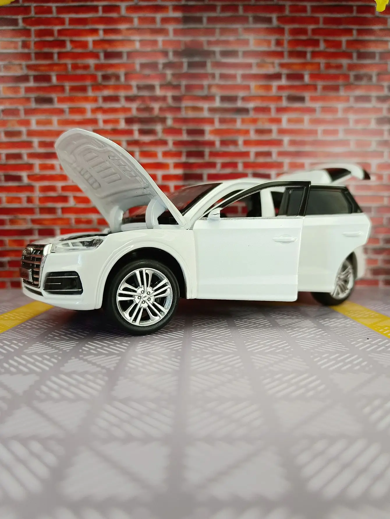 1:32 AUDI Q5 SUV Alloy Car Model Diecasts Metal Toy Vehicles Car Model Simulation Sound And Light Collection Childrens Toy Gifts