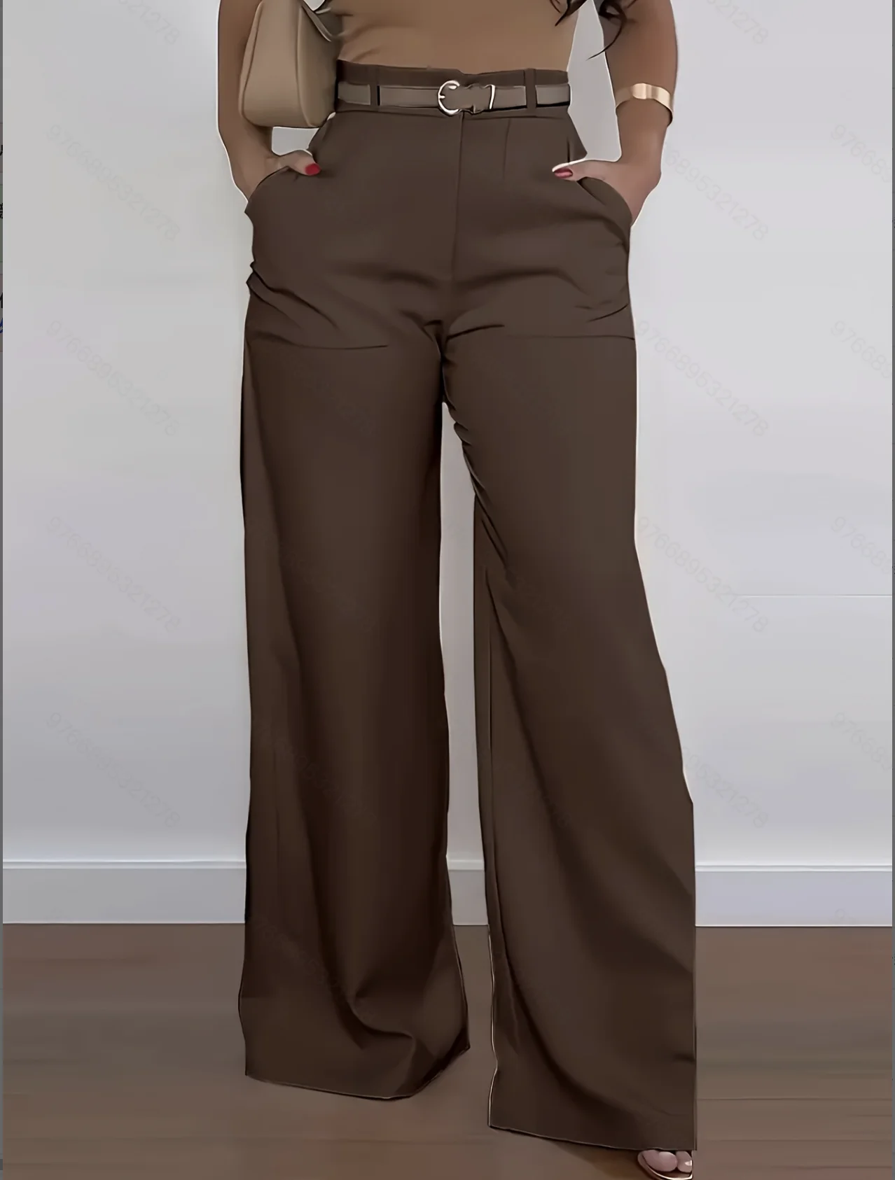 Elegante, lässige und modische, vielseitig einsetzbare Outdoor-Sportbekleidung für Damen, bestehend aus einem Anzug mit Hose (ohne Gürtel). – Detail 3